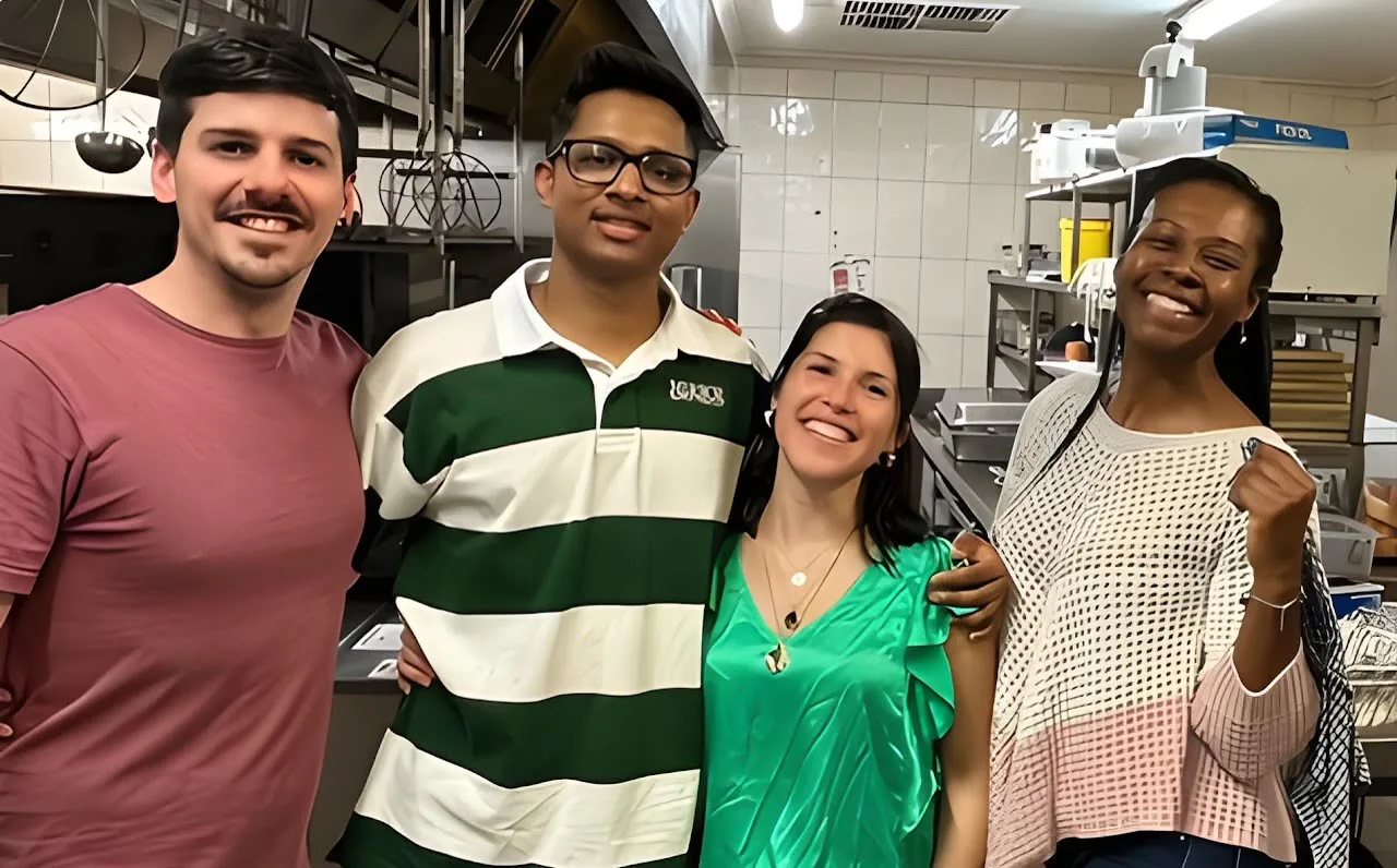Nicolás, Brayan, Sara y Jessica en la cocina durante El Grito 2023