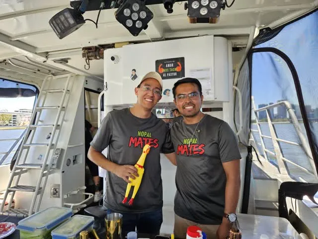 La comunidad de NopalMates a bordo del bote en el río Swan, con la bandera de México en alto (3/5)