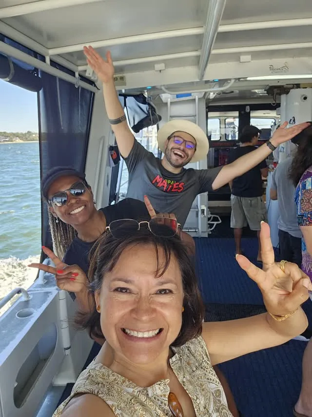 La comunidad de NopalMates a bordo del bote en el río Swan, con la bandera de México en alto (4/5)